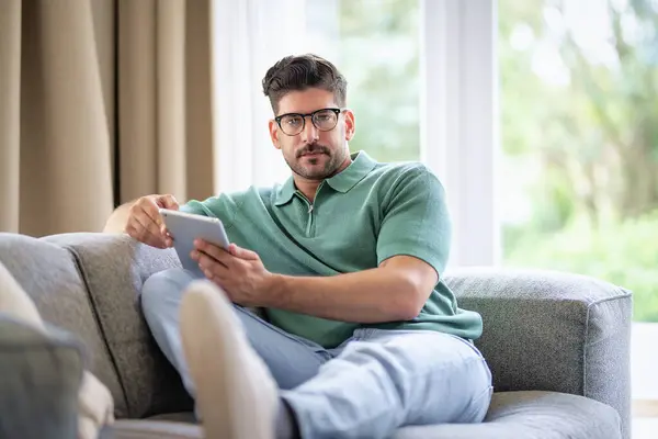 Seorang Pria Dengan Tablet Digitalnya Duduk Sofa Rumah Dan Bekerja — Stok Foto