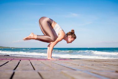 Crowe 'daki genç kadın nehri gören bir poz verdi. Nehir kenarındaki iskelede yoga yapan bir kadın yoga koçu..