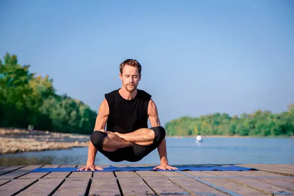 Longitud Completa Del Hombre Caucásico Practicando Yoga Muelle Junto Lago — Foto de Stock