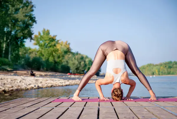 Volledige Lengte Van Blanke Vrouw Die Yoga Beoefent Pier Bij — Stockfoto