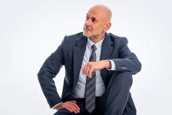 Homem Negócios Meia Idade Vestindo Terno Gravata Sentado Contra Fundo — Fotografia de Stock