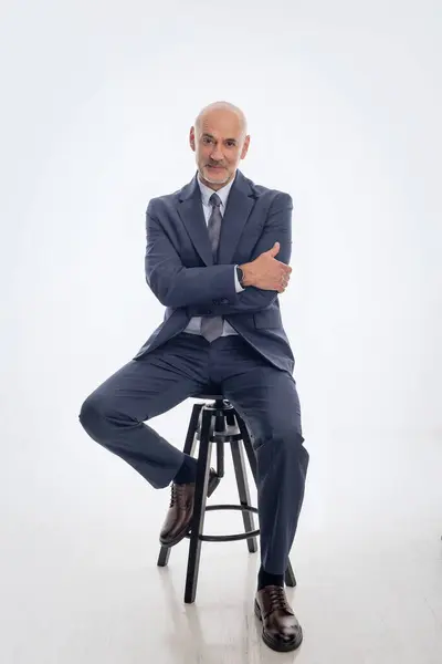 Homem Negócios Meia Idade Vestindo Terno Gravata Contra Fundo Isolado — Fotografia de Stock
