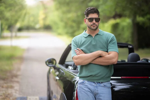 Seorang Pria Tampan Memakai Kacamata Hitam Dan Berdiri Samping Mobil — Stok Foto