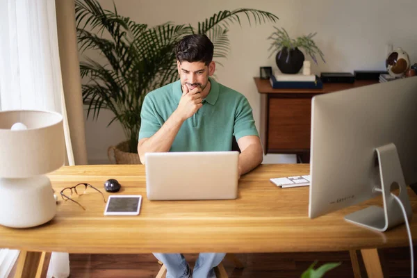 Pengusaha Paruh Baya Duduk Meja Dan Menggunakan Laptop Untuk Bekerja — Stok Foto