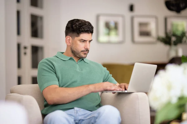 Orta Yaşlı Bir Adam Evdeki Koltuğunda Oturuyor Için Dizüstü Bilgisayar — Stok fotoğraf