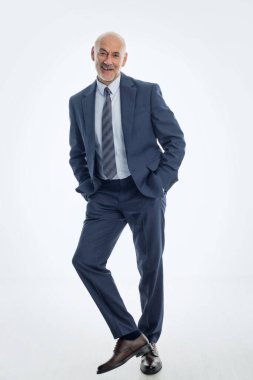 Takım elbiseli ve izole beyaz arka planda duran orta yaşlı bir adam. Uzayı kopyala Eller çenede..
