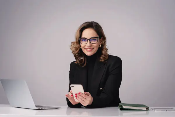 Geschäftsfrau Mittleren Alters Sitzt Schreibtisch Vor Isoliertem Hintergrund Selbstbewusste Berufstätige — Stockfoto