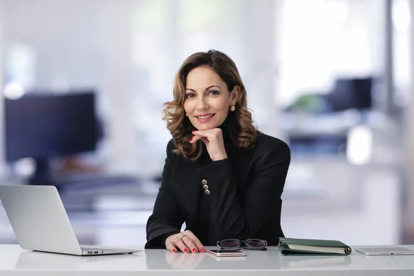 Geschäftsfrau Mittleren Alters Sitzt Schreibtisch Vor Isoliertem Weißen Hintergrund Selbstbewusste — Stockfoto