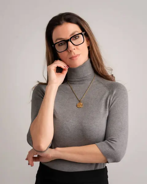 Primer Plano Una Mujer Mediana Edad Pensante Que Usa Suéter —  Fotos de Stock