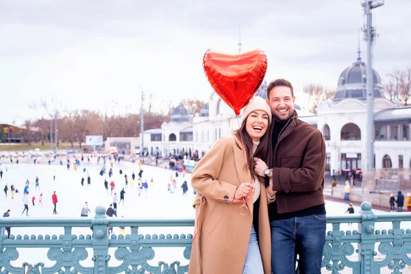 Pasangan Berdiri Bersama Kota Mereka Memegang Balon Berbentuk Hati Tangan — Stok Foto