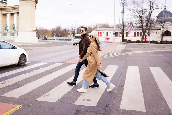 Comprimento Total Casal Feliz Mãos Dadas Andando Pela Rua Morena — Fotografia de Stock