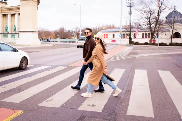 Sokakta Ele Yürüyen Mutlu Bir Çiftin Boyu Kadar Esmer Şapka Telifsiz Stok Fotoğraflar