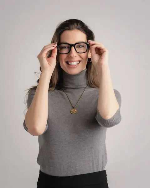 Närbild Attraktiv Medelålders Kvinna Bär Polotröja Och Glasögon Mot Isolerad — Stockfoto