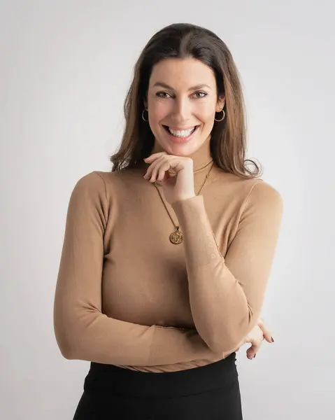 Primer Plano Una Atractiva Mujer Mediana Edad Que Usa Suéter —  Fotos de Stock