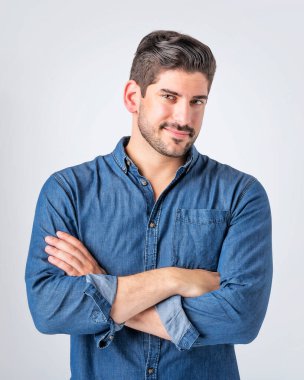 İzole edilmiş arka planda duran orta yaşlı bir adamın portresi. Tişört giyen yakışıklı bir kadın kameraya bakıyor. Boşluğu kopyala.