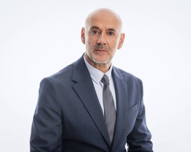 Beyaz arka planda kendine güvenen bir stüdyo resmi. Tecrit edilmiş arka planda takım elbiseli kel ve sakallı bir adam. Boşluğu kopyala.