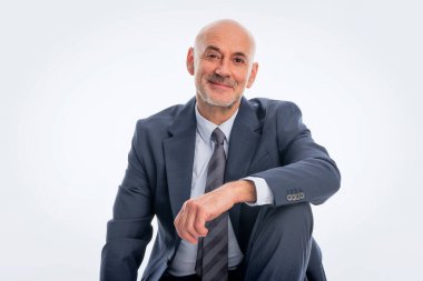 Beyaz arka planda kendine güvenen bir stüdyo resmi. Tecrit edilmiş arka planda takım elbiseli kel ve sakallı bir adam. Boşluğu kopyala.