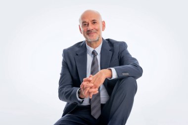 Beyaz arka planda kendine güvenen bir stüdyo resmi. Tecrit edilmiş arka planda takım elbiseli kel ve sakallı bir adam. Boşluğu kopyala