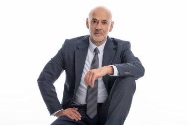 Siyah arka planda bir stüdyo resmi düşünüyorum. Tecrit edilmiş arka planda takım elbiseli kel ve sakallı bir adam. Boşluğu kopyala