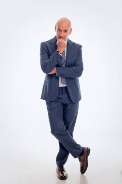 İzole edilmiş arka planda takım elbise ve kravat takan bir iş adamı. Beyaz arka planda duran kendine güvenen bir adam. Uzayı kopyala Tam boy çekim. 
