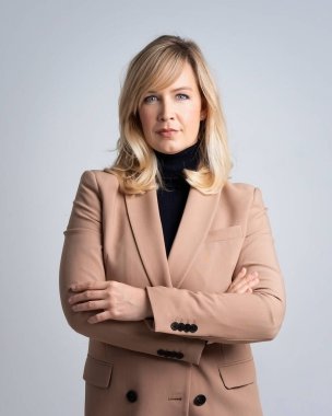 Sarışın, orta yaşlı bir kadının portresi izole edilmiş gri arka planda. Siyah kazak ve ceket giyen çekici bir kadın. Boşluğu kopyala. 