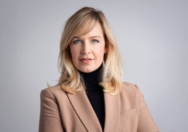 Sarışın, orta yaşlı bir kadının portresi izole edilmiş gri arka planda. Siyah kazak ve ceket giyen çekici bir kadın. Boşluğu kopyala. 