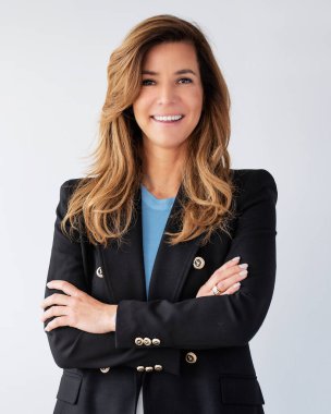 Çekici bir kadının, gülümseyen ve kameraya bakan bir portresi. Sarı saçlı, spor ceket giyen ve izole edilmiş beyaz arka planda duran bir kadın. Boşluğu kopyala. 