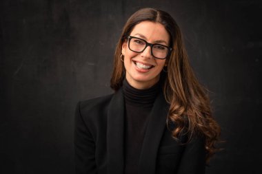 Çekici orta yaşlı bir kadının stüdyo portresi. Dişli bir gülüşü ve soyutlanmış karanlık bir geçmişi var. Boşluğu kopyala.