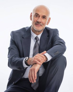 Tecrit edilmiş beyaz arka planda kıdemli bir iş adamının portresi. Profesyonel erkek takım elbiseli ve kravatlı. Boşluğu kopyala.