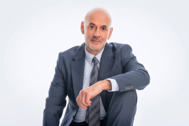 Kafkas işadamı takım elbise giyip izole edilmiş arka plana kravat takıyor. Beyaz erkek kameraya bakıyor ve gülümsüyor.. 