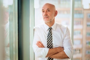 Ofiste duran orta yaşlı bir işadamının vurularak öldürülmesi ve düşünceli görünmesi. Gömlek ve kravat takan kendinden emin profesyonel bir adam.. 