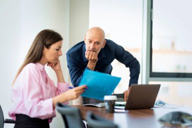 İş toplantısındaki bir grup iş adamı. Bir grup girişimci toplantı odasında toplanıyor. Şirket iş ekibi ofiste toplanıyor. Takım çalışması.