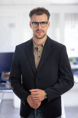 Çağdaş bir çalışma alanındaki hırslı genç bir girişimcinin portresi. Kendine güveni tam bir iş adamı.. 