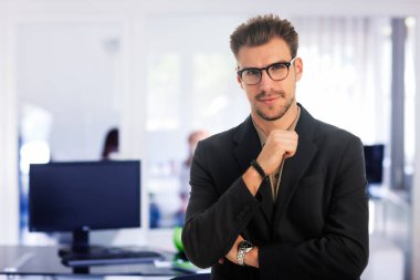 Çağdaş bir çalışma alanındaki hırslı genç bir girişimcinin portresi. Kendine güveni tam bir iş adamı.. 