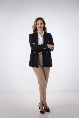 Sarı saçlı, iş kıyafeti giyen ve izole edilmiş beyaz arka plana gülümseyen uzun boylu bir kadın. Boşluğu kopyala.