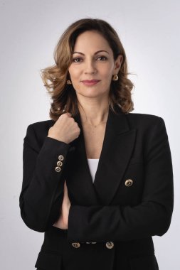 İş kıyafeti giyen ve izole edilmiş beyaz arka planda gülümseyen sarı saçlı bir kadının stüdyo portresi. Boşluğu kopyala.