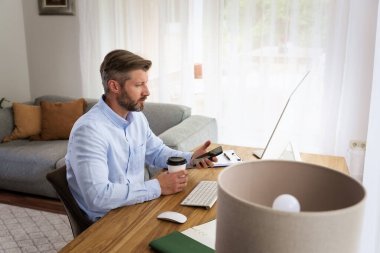 Bilgisayara bakıp internetten çalışan yakışıklı beyaz adamın portresi. Merkez Ofis. 