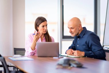 İş toplantısındaki bir grup iş adamı. Bir grup girişimci toplantı odasında toplanıyor. Şirket iş ekibi ofiste toplanıyor. İş kadını iş yerinde korkunç bir fiziksel gerilim altında. Takım çalışması.