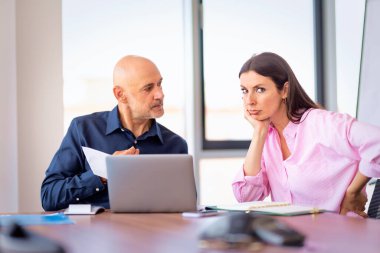 İş toplantısındaki bir grup iş adamı. Bir grup girişimci toplantı odasında toplanıyor. Şirket iş ekibi ofiste toplanıyor. Takım çalışması. İş kadını iş yerinde korkunç bir fiziksel gerilim altında..