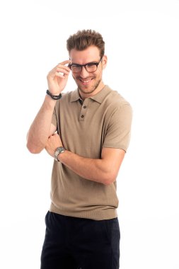 İzole edilmiş beyaz arka plana karşı duran yakışıklı bir gencin stüdyo fotoğrafı. Kendine güvenen erkek iş kıyafeti giyiyor ve kameraya bakıyor. Uzayı kopyala İzole edilmiş arkaplan.