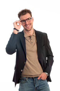 İzole edilmiş beyaz arka plana karşı duran yakışıklı bir gencin stüdyo fotoğrafı. Kendine güvenen erkek iş kıyafeti giyiyor ve kameraya bakıyor. Uzayı kopyala İzole edilmiş arkaplan. 