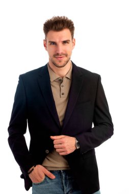 İzole edilmiş beyaz arka plana karşı duran yakışıklı bir gencin stüdyo fotoğrafı. Kendine güvenen erkek iş kıyafeti giyiyor ve kameraya bakıyor. Uzayı kopyala İzole edilmiş arkaplan. 