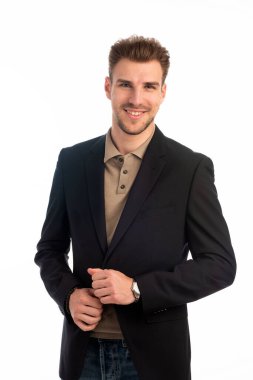 İzole edilmiş beyaz arka plana karşı duran yakışıklı bir gencin stüdyo fotoğrafı. Kendine güvenen erkek iş kıyafeti giyiyor ve kameraya bakıyor. Uzayı kopyala İzole edilmiş arkaplan. 