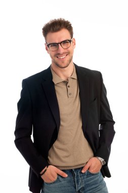 İzole edilmiş beyaz arka plana karşı duran yakışıklı bir gencin stüdyo fotoğrafı. Kendine güvenen erkek iş kıyafeti giyiyor ve kameraya bakıyor. Uzayı kopyala İzole edilmiş arkaplan. 