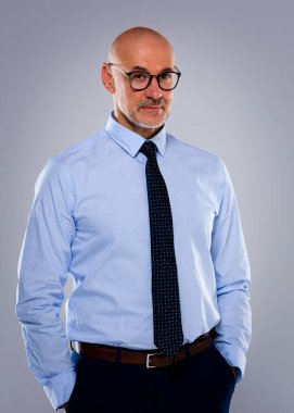 Tecrit edilmiş arka planda duran son sınıf öğrencisinin stüdyo portresi. Uzayı kopyala Tişört ve kravat giyen kendinden emin bir erkek..