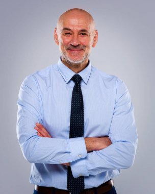 Tecrit edilmiş arka planda duran son sınıf öğrencisinin stüdyo portresi. Uzayı kopyala Tişört ve kravat giyen kendinden emin bir erkek..