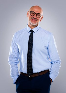 Tecrit edilmiş arka planda duran son sınıf öğrencisinin stüdyo portresi. Uzayı kopyala Tişört ve kravat giyen kendinden emin bir erkek..