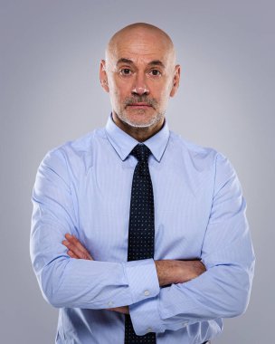 Tecrit edilmiş arka planda duran şaşırmış bir adam. Kendinden emin erkek gömlekli papyon takıyor ve kameraya bakıyor. Boşluğu kopyala. 