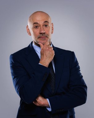 Tecrit edilmiş arka planda duran yaşlı adamın stüdyo portresi. Uzayı kopyala Kendine güvenen erkek takım elbiseli ve kameraya gülümsüyor..