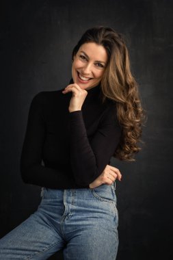 Kendinden emin orta yaşlı iş kadını kameraya bakıp gülümsüyor. Geçmişi izole edilmiş bir vesikalık. Profesyonel ve şık bir görünüş. Liderlik kavramı, kariyer başarısı ve kişisel markalaşma. 